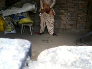 बाहरी बाधा के साथ गर्दन में पाकिस्तानी मीरा का बड़ा दर्द