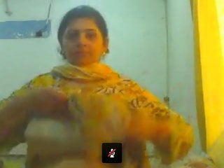 Lahori Housewife Saba Resembling Heavy Titties At Bottom Webcam